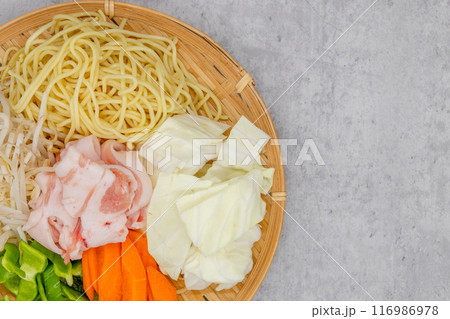 焼きそばの材料がざるに乗っている　俯瞰写真　 116986978