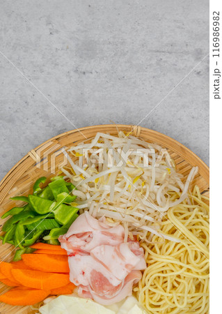 焼きそばの材料がざるに乗っている　俯瞰写真　 116986982