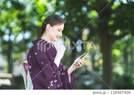 スマホを操作する着物姿の外国人女性 スマホを操作する着物姿の外国人女性 116987406