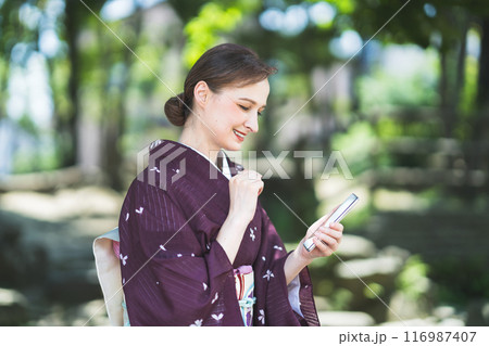 スマホを操作する着物姿の外国人女性 116987407
