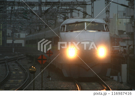 新大阪に到着する山陽新幹線0系こだま号:フレッシュグリーン編成 新大阪に到着する山陽新幹線0系こだま号:フレッシュグリーン編成 116987416