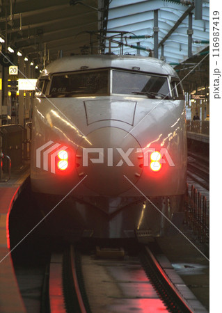 新大阪に停車中の山陽新幹線0系こだま号：フレッシュグリーン編成 116987419