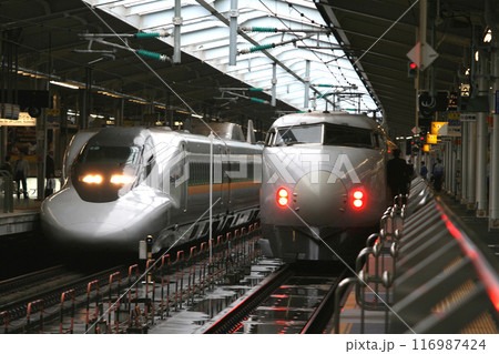 新大阪に停車中の山陽新幹線700系ひかりレールスター・0系こだま号 116987424