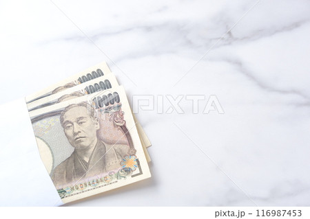 封筒に入った一万円の紙幣 116987453