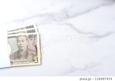 封筒に入った一万円の紙幣 116987454