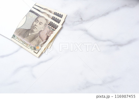 封筒に入った一万円の紙幣 116987455