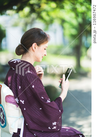 スマホを操作する着物姿の外国人女性 スマホを操作する着物姿の外国人女性 116987472