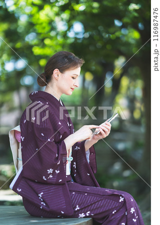 スマホを操作する着物姿の外国人女性 スマホを操作する着物姿の外国人女性 116987476