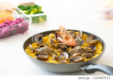 フライパンで作ったパエリアとサラダ 116987613
