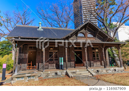 東京　台東区 池之端　秋の旧岩崎邸庭園（ビリヤード場） 116987909