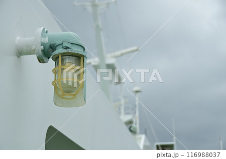 フェリー船外の外灯 116988037
