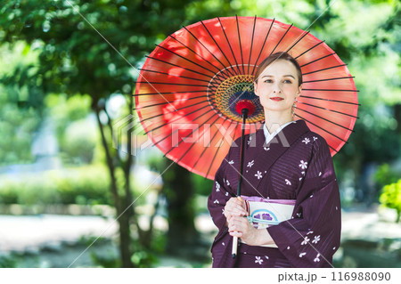 木陰　傘　外国人女性　着物 116988090