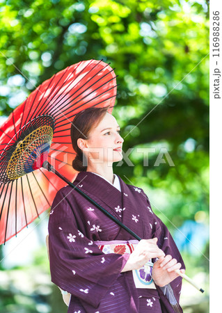 木陰　傘　外国人女性　着物 116988286