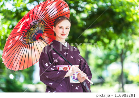 木陰　傘　外国人女性　着物 116988291