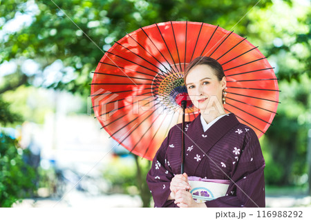 木陰 傘 外国人女性 着物 木陰 傘 外国人女性 着物 116988292