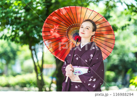 木陰　傘　外国人女性　着物 116988294
