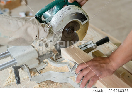 電ノコで木材を切る 116988328