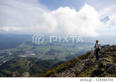 伊吹山に登って景色を見ている帽子をかぶってタオルをかけたシニア男性 伊吹山に登って景色を見ている帽子をかぶってタオルをかけたシニア男性 116988708