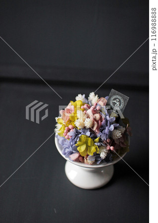 黒バックのプリザーブドフラワーアレンジ 116988888