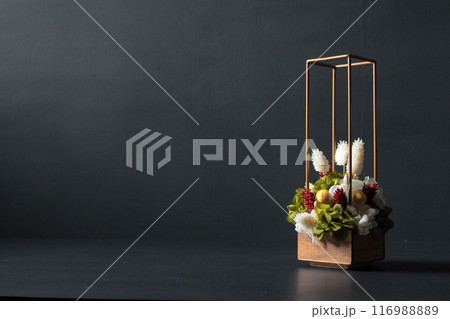 黒バックのプリザーブドフラワーアレンジ 116988889