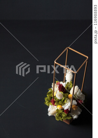 黒バックのプリザーブドフラワーアレンジ 116988893