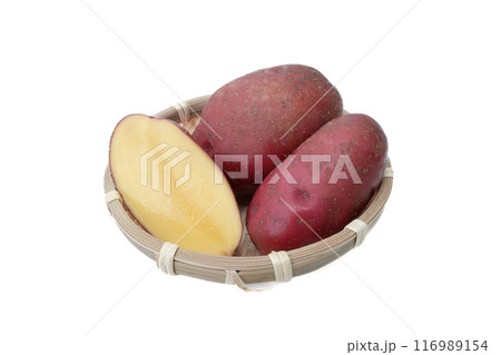 白バックでザルに盛ったじゃがいも レッドムーンという品種のジャガイモ 白バックでザルに盛ったじゃがいも レッドムーンという品種のジャガイモ 116989154