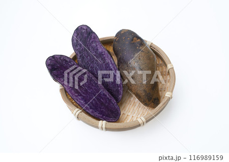 白バックでザルに並べたシャドークイーンという品種の紫ジャガイモ 116989159