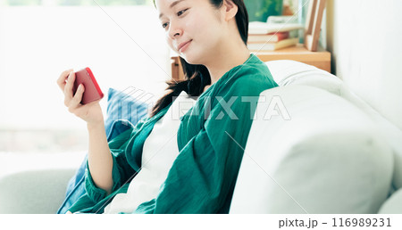 スマホを見る女性 スマホを見る女性 116989231