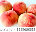 並んだたくさんの桃 116989358