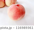 桃単品アップ画像　背景にも桃 116989361