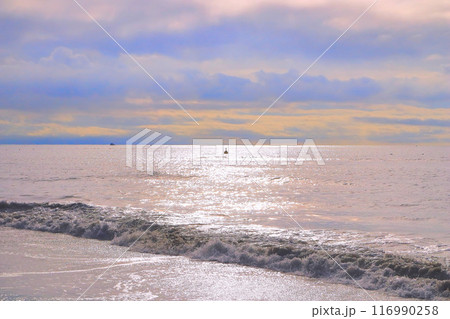 早朝の大空と大海原 116990258