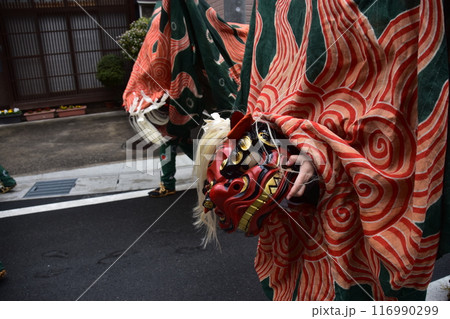 日本の岐阜県の高山市 春の高山祭の伝統芸能 路地を練り歩く獅子舞 祭りの衣装を着て獅子の顔を揺らす姿 日本の岐阜県の高山市 春の高山祭の伝統芸能 路地を練り歩く獅子舞 祭りの衣装を着て獅子の顔を揺らす姿 116990299