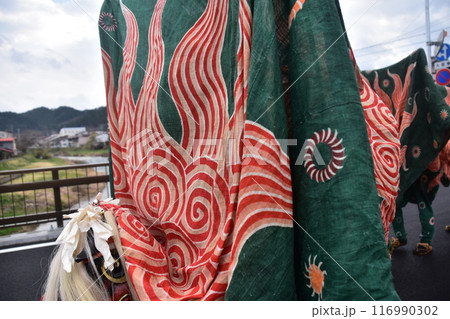日本の岐阜県の高山市 春の高山祭の伝統芸能 路地を練り歩く獅子舞 祭りの衣装を着て獅子の顔を揺らす姿 日本の岐阜県の高山市 春の高山祭の伝統芸能 路地を練り歩く獅子舞 祭りの衣装を着て獅子の顔を揺らす姿 116990302