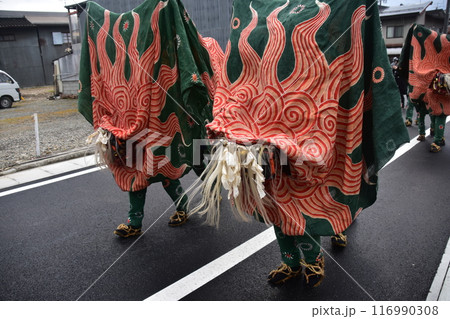 日本の岐阜県の高山市 春の高山祭の伝統芸能 路地を練り歩く獅子舞 祭りの衣装を着て獅子の顔を揺らす姿 日本の岐阜県の高山市 春の高山祭の伝統芸能 路地を練り歩く獅子舞 祭りの衣装を着て獅子の顔を揺らす姿 116990308
