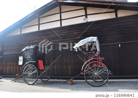 日本の春 岐阜県の高山市 古民家の前に停車する人力車 レトロな車体と日本家屋 日本の春 岐阜県の高山市 古民家の前に停車する人力車 レトロな車体と日本家屋 116990641