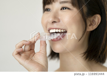 マウスピースを持った若い女性の手元 マウスピースを持った若い女性の手元 116991444