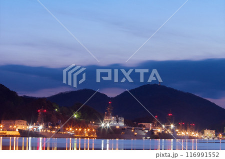 夜の舞鶴港に停泊する自衛隊護衛艦 116991552