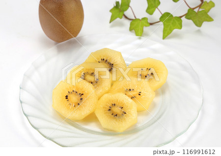 カットされたゴールドキウイ カットされたゴールドキウイ 116991612