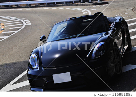 ピカピカの黒いオープンカー 116991883