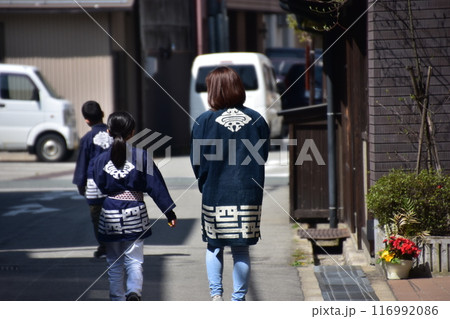 日本の岐阜県高山市　春の高山祭　法被を着て祭りに参加する親子　路地裏を歩く後ろ姿 116992086