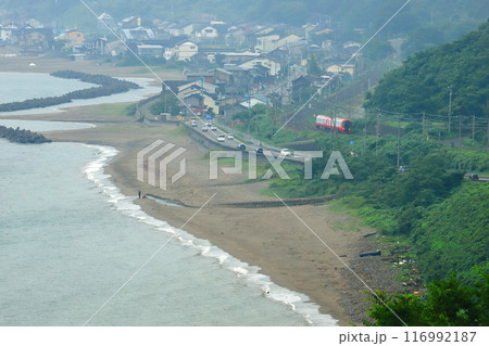 日本海ひすいライン「谷浜周辺を走る雪月花と市街地風景」 116992187