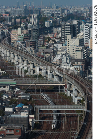 副都心の街並みの中を走る651系特急「草津」号_2022/11/12撮影 116992676