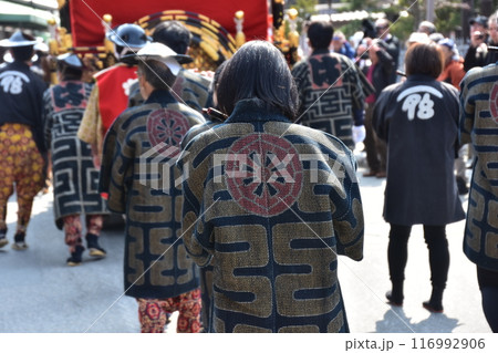 日本の岐阜県高山市 春の高山祭 豪華な屋台と篠笛を吹く女性 法被を着ている後ろ姿 日本の岐阜県高山市 春の高山祭 豪華な屋台と篠笛を吹く女性 法被を着ている後ろ姿 116992906