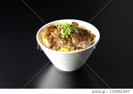 きじ焼き丼、焼き鳥丼、親子丼を黒背景で撮影 きじ焼き丼、焼き鳥丼、親子丼を黒背景で撮影 116992947