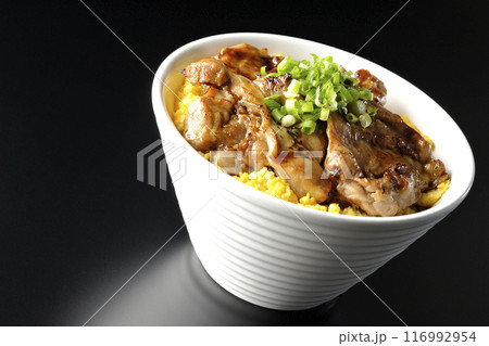 きじ焼き丼、焼き鳥丼、親子丼を黒背景で撮影 きじ焼き丼、焼き鳥丼、親子丼を黒背景で撮影 116992954