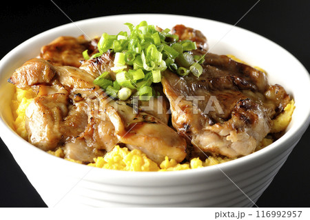 きじ焼き丼、焼き鳥丼、親子丼を黒背景で撮影 116992957