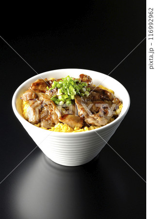 きじ焼き丼、焼き鳥丼、親子丼を黒背景で撮影 116992962
