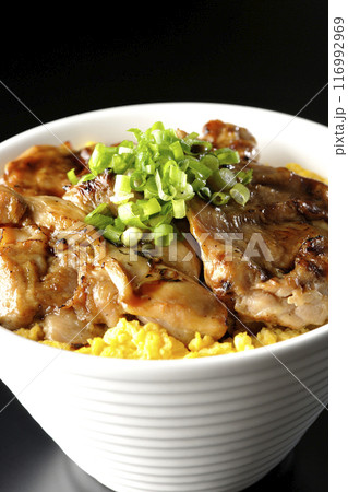 きじ焼き丼、焼き鳥丼、親子丼を黒背景で撮影 116992969