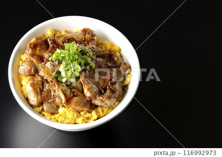 きじ焼き丼、焼き鳥丼、親子丼を黒背景で撮影 116992973