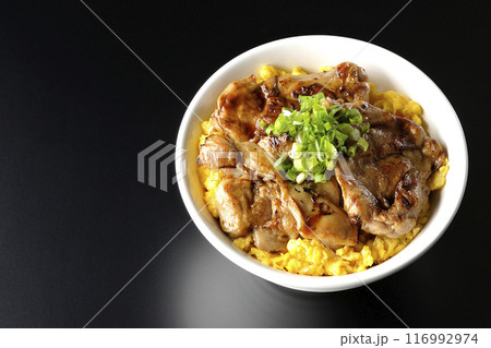 きじ焼き丼、焼き鳥丼、親子丼を黒背景で撮影 きじ焼き丼、焼き鳥丼、親子丼を黒背景で撮影 116992974
